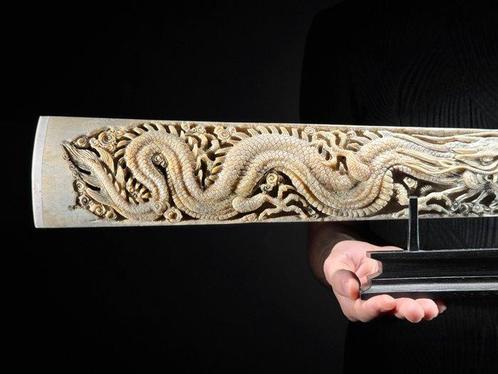 Geen minimumprijs - Extra grote zwaardviskaak op een, Antiek en Kunst, Kunst | Niet-Westerse kunst