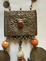 Zilveren ketting met 11 carneolen, 18 kleine munten uit de, Antiek en Kunst