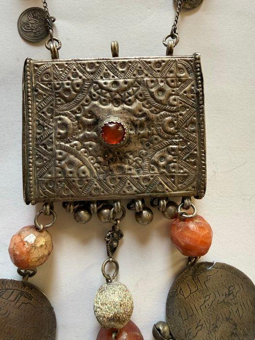 Zilveren ketting met 11 carneolen, 18 kleine munten uit de, Antiek en Kunst, Kunst | Niet-Westerse kunst