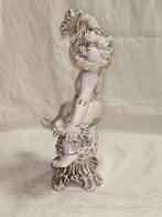 Carlo Mollica - Figuur - Putto con grappolo duva - Biscuit, Antiek en Kunst