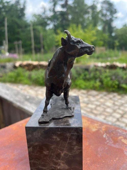after Louis Carvin - Sculpture, Statige koe - 2,3 kg - 18 cm, Antiek en Kunst, Curiosa en Brocante