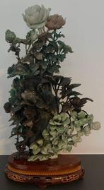 Vase à fleurs entouré de végétation - Pierre (pierre, Antiquités & Art