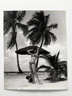 Alberto Korda (1928-2001). - (XXL) Modelo en bikini, playa