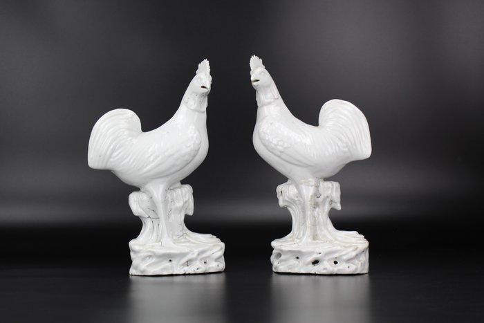 A pair of Dehua Blanc de Chine cockerels - Porselein - China, Antiek en Kunst, Antiek | Overige Antiek