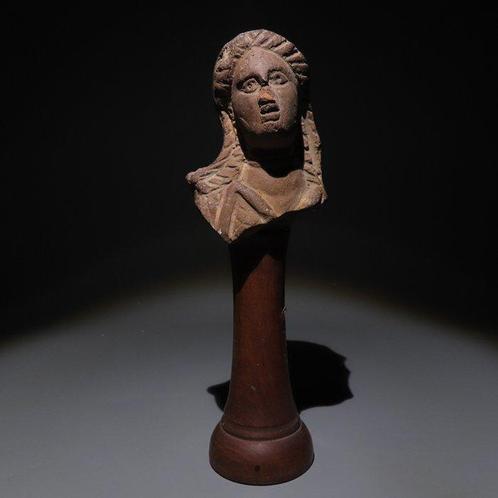 Oud-Romeins Terracotta Beeld van Isis. 1e-3e eeuw v.Chr. 8,5, Verzamelen, Mineralen en Fossielen
