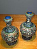 Een paar Cloisonné-vazen, China, met bloemrijk decor, ca., Antiek en Kunst