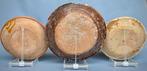 Drie geglazuurde aardewerken borden, Multan, centraal