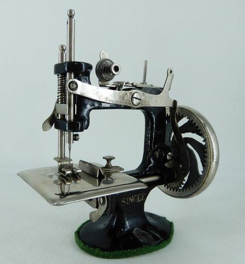 Singer Sewhandy N° 20 Naaimachine - Gietijzer, Antiek en Kunst, Kunst | Designobjecten