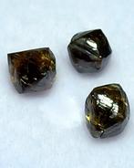 Lot van 3 natuurlijke bruine ruwe diamanten. 1,47 karaat.