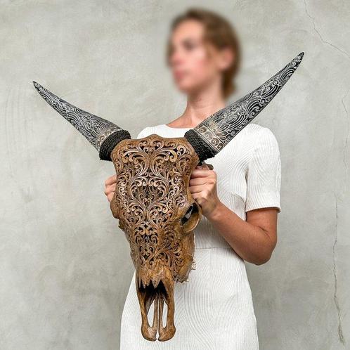 GEEN RESERVERINGSPRIJS - Bruine koeienschedel met Boheemse, Antiek en Kunst, Kunst | Designobjecten