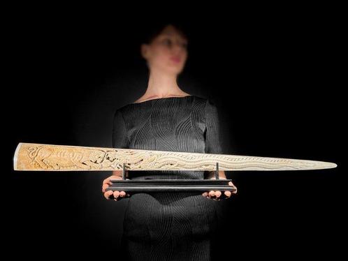 PAS DE PRIX DE RÉSERVE - Grande défense despadon sculptée, Antiek en Kunst, Kunst | Designobjecten
