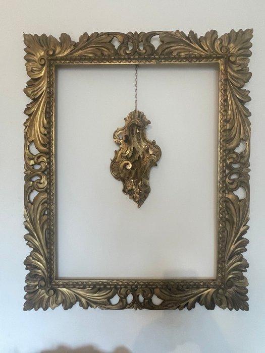 Cadre - store vénitien à cartouche doré à perforations,, Antiek en Kunst, Antiek | Overige Antiek