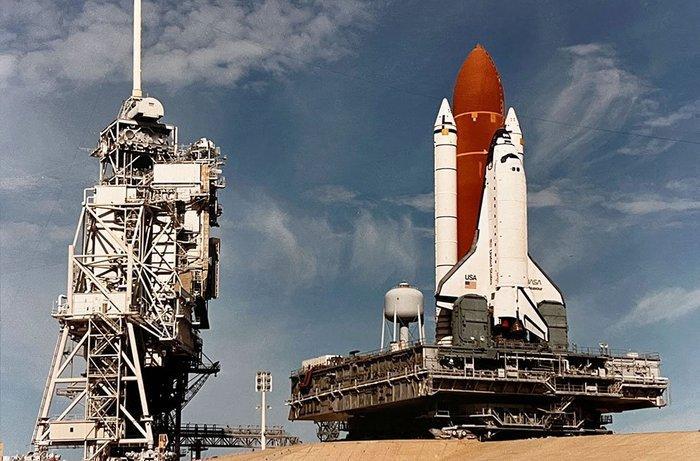 NASA - Space Shuttle Endeavour rolling out to launch pad -, Antiek en Kunst, Kunst | Designobjecten