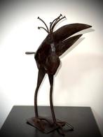 Sculpture, Oiseau à crête recourbée en métal vernis - 33 cm