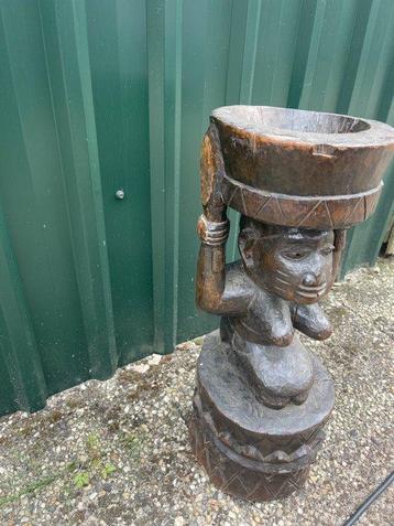 Statue en bois faite à la main – Femme avec plateau
