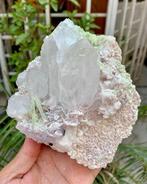 Groene toermalijnkristallenbundel met lepidoliet en kwarts, Verzamelen, Mineralen en Fossielen