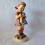 Goebel - Beeldje - Hummel #255 - Stitch in time - TMK5 -