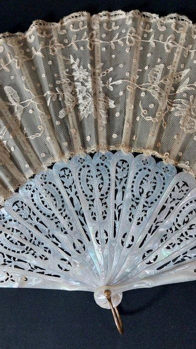 Éventail - nacre , dentelle - Éventail sculpté, Antiek en Kunst, Antiek | Overige Antiek