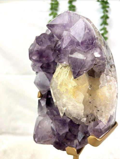 Perfecte AAA+++ Amethist met calcietkristallen op standaard,, Verzamelen, Mineralen en Fossielen