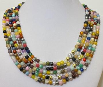 Collier long en pierres naturelles multiples avec croix de
