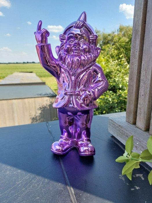 Beeld, naughty purple gnome with middle finger - 30 cm -, Antiek en Kunst, Curiosa en Brocante