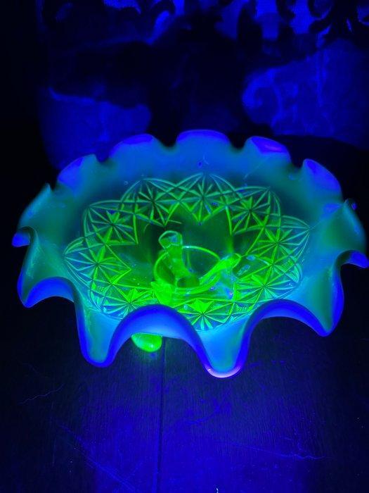 Uranium Glass Footed Bowl - Compote – Europe, circa 1930 -, Antiek en Kunst, Antiek | Glaswerk en Kristal