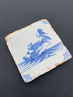 Tegel - Antieke Delfts blauwe tegel met een groot zeemonster, Antiek en Kunst