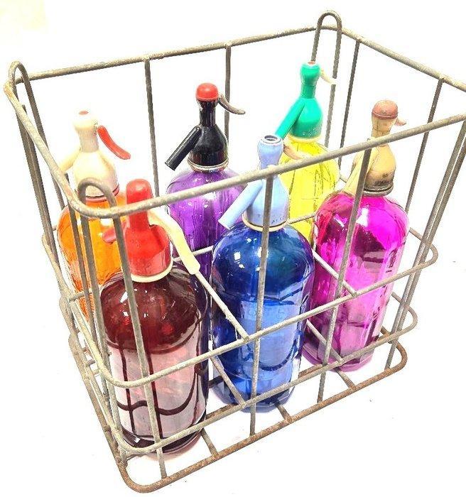 Sifon - Zes sifons vintage en een metalen mand., Antiek en Kunst, Antiek | Wandborden en Tegels