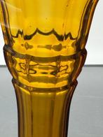 Vaas (2) - Glas - Vaasje en amberkleurige kandelaars., Antiek en Kunst