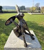 Beeldje - Hare scratiching ear - Brons