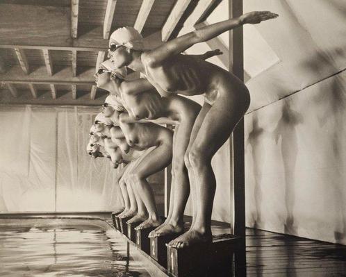 Michael Joseph - Pool ladies, poised to dive – framed in a, Antiek en Kunst, Kunst | Schilderijen | Modern