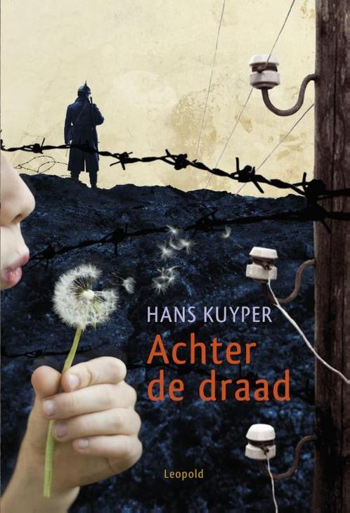 Achter de draad 9789025864965 Hans Kuyper, Livres, Livres pour enfants | Jeunesse | 10 à 12 ans, Envoi