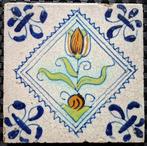 Tegel - 4 antieke tegels met tulp en kievitsbloemen. -