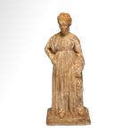 Oud-Grieks Terracotta Figuur van een dame (voormalig Bonhams