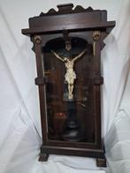 Croix avec urne en bois et en cristal - 82 cm - Bois, Verre