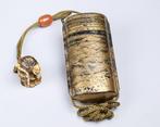 Inro en laque Maki-e de pin et de vagues avec netsuke en os, Antiek en Kunst