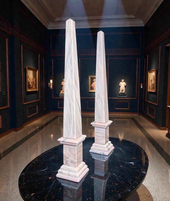 sculptuur, Grande Coppia di Obelischi - 67 cm - Roze marmer, Antiquités & Art, Antiquités | Meubles | Chaises & Canapés