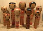 Negen decoratieve vintage kokeshi-poppen van verschillend