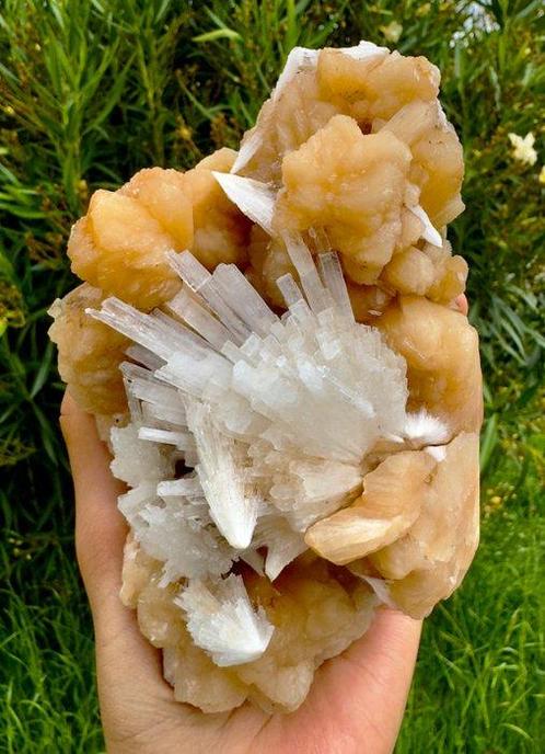 Prachtige scolociet met oranje stilbiet Kristal op matrix -, Verzamelen, Mineralen en Fossielen