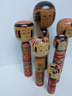 Een indrukwekkende set vintage Kokeshi in verschillende