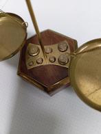 Balans of weegschaal - Mahonie