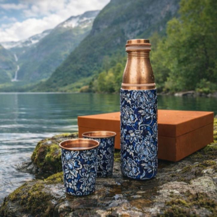 Puur koperen set van fles bloemenprint blauw/wit ± 950 ml, Sports & Fitness, Produits de santé, Wellness & Bien-être, Enlèvement ou Envoi