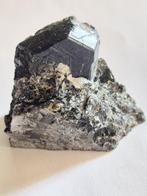 sapphirine Kristal op matrix- 48.3 g - (1)