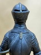 sculptuur, Decorative metal sculpture of a medieval