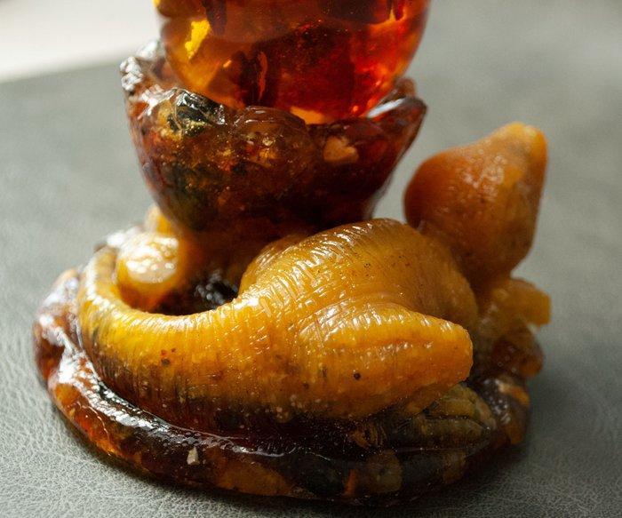 Baltisch amber dinosaurus en amber ei met insluiting bij -, Antiek en Kunst, Curiosa en Brocante
