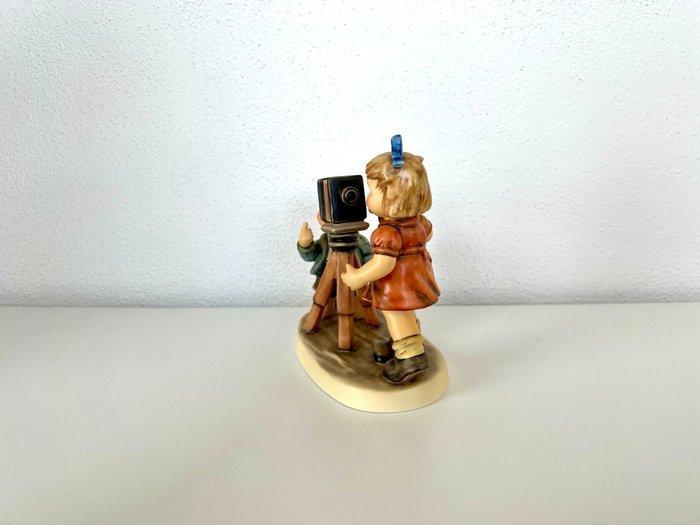 Goebel - Beeldje - M.I. Hummel HUM 2132 - Schnappschuss, Antiek en Kunst, Curiosa en Brocante