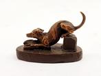 Sculpture, Miniature chien Lévrier en chasse avec sa proie -, Antiquités & Art