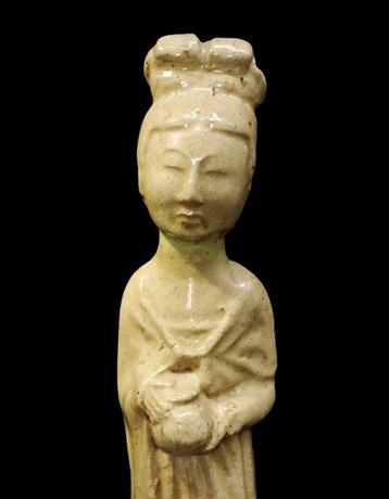 Chinois ancien - Dame de cour en céramique émaillée crème -