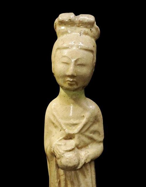 Chinois ancien - Dame de cour en céramique émaillée crème -, Antiek en Kunst, Antiek | Overige Antiek