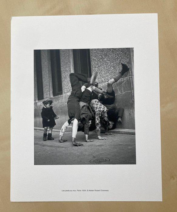 Robert Doisneau (1912–1994) - Les pieds au mur, Paris, 1934, Antiek en Kunst, Kunst | Designobjecten